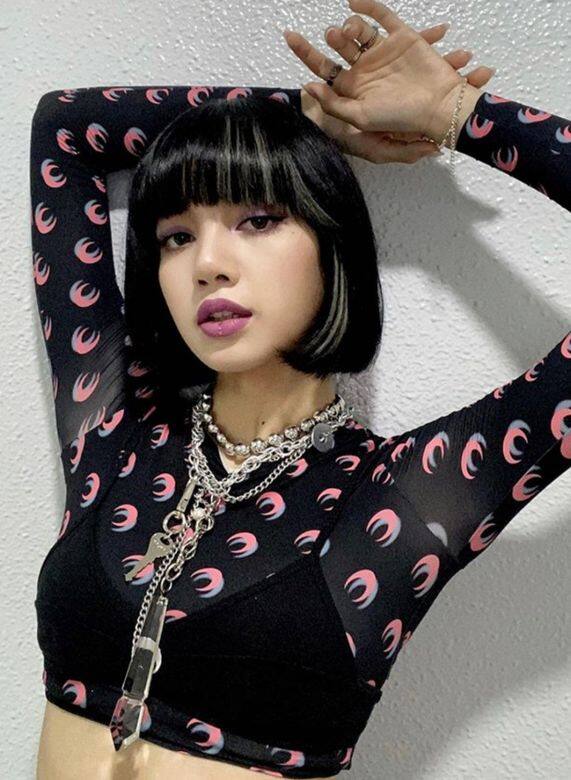 有人肉髮型書之稱的Lisa,換上俐落性感的鎖骨短髮及烏黑亮澤的墨黑色 有人肉髮型書之稱的Lisa,換上俐落性感的鎖骨短髮及烏黑亮澤的墨黑色