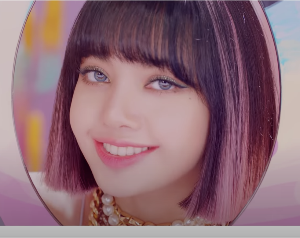 Lisa的偏深髮色,比起以往的Lisa看起來反而更像娃娃一般,合適的染髮髮色 Lisa的偏深髮色,比起以往的Lisa看起來反而更像娃娃一般,合適的染髮髮色