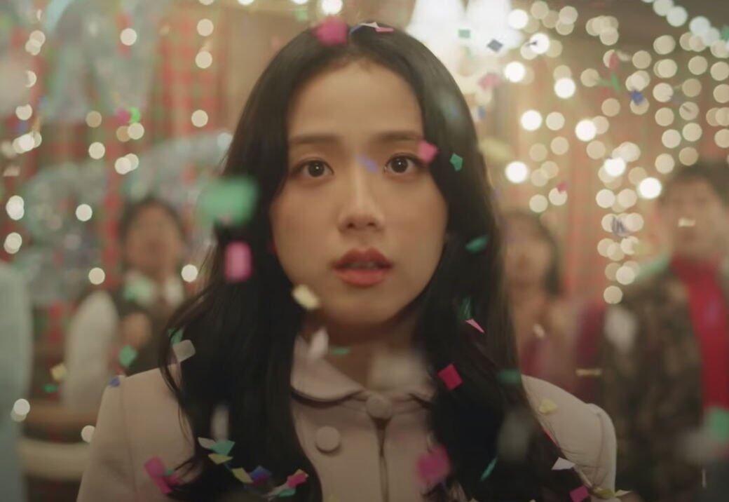 Jisoo公認擁有的「初戀臉」不只靠先天的臉型優勢,後天的妝容技巧也是功不 Jisoo公認擁有的「初戀臉」不只靠先天的臉型優勢,後天的妝容技巧也是功不