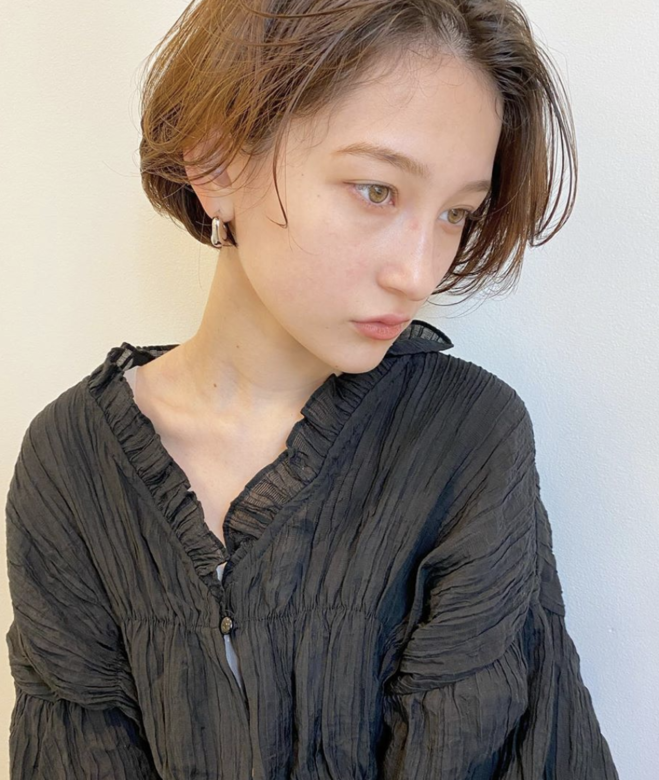 蓬鬆的髮型是2020髮型的重點之一,加上勾耳短髮造型,別有一份文青味道! 蓬鬆的髮型是2020髮型的重點之一,加上勾耳短髮造型,別有一份文青味道!