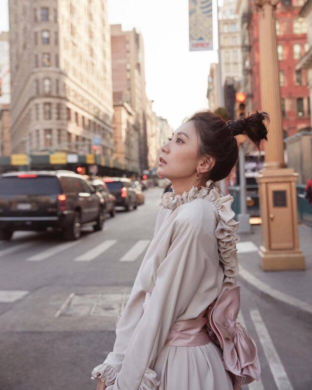 把馬尾梳成不同的小折,層次感的短髮讓短馬尾更可愛更清爽。 把馬尾梳成不同的小折,層次感的短髮讓短馬尾更可愛更清爽。
