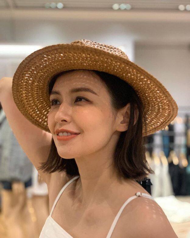 耳下三公分的長度,讓髮型保持自然的直髮造型。感覺親切又不失歐美風 耳下三公分的長度,讓髮型保持自然的直髮造型。感覺親切又不失歐美風