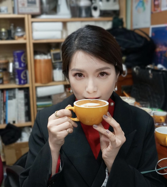 成年人每天吸取咖啡因的安全攝取量為400毫克,然而一杯約240毫升的普 成年人每天吸取咖啡因的安全攝取量為400毫克,然而一杯約240毫升的普