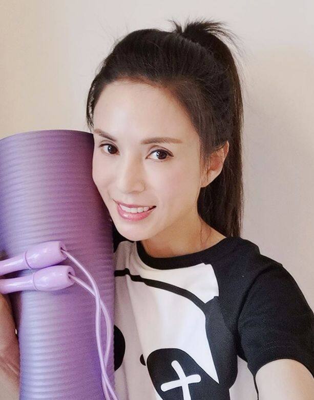 李若彤過往一直受駝背問題所困擾,於是她開鈶每晚把捲成圓柱體的報 李若彤過往一直受駝背問題所困擾,於是她開鈶每晚把捲成圓柱體的報