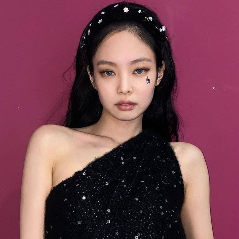 「菱形眼」是貓眼妝容的精髓!在上眼影時,不論打底或疊加都可以朝眼尾斜 「菱形眼」是貓眼妝容的精髓!在上眼影時,不論打底或疊加都可以朝眼尾斜