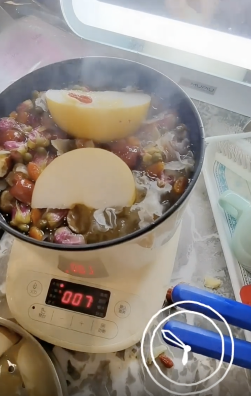 張柏芝在秋季時節,自製的養膚湯愛用了水梨,紅棗、桂圓、枸杞、百合加入少 張柏芝在秋季時節,自製的養膚湯愛用了水梨,紅棗、桂圓、枸杞、百合加入少