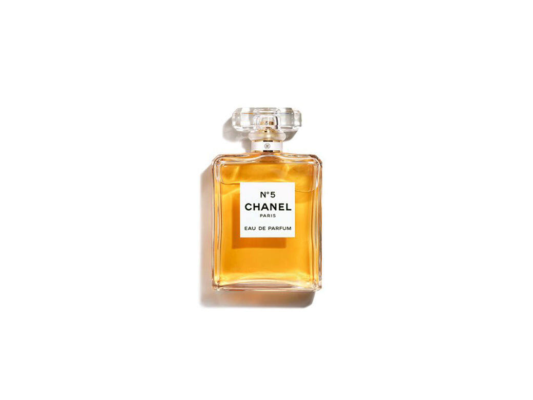N°5 EAU DE PARFUM SPRAY $1,350 / 100ml在N°5面世以前,女人的身上只有一種香味。1921年 N°5 EAU DE PARFUM SPRAY $1,350 / 100ml在N°5面世以前,女人的身上只有一種香味。1921年