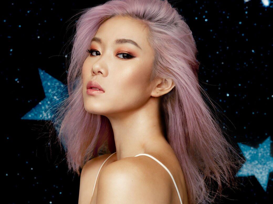 Step 1歐鎧淳Stephanie今次一改sporty造型,染了一頭粉紅髮的她,配上LOVE GLOW EYES一個前 Step 1歐鎧淳Stephanie今次一改sporty造型,染了一頭粉紅髮的她,配上LOVE GLOW EYES一個前