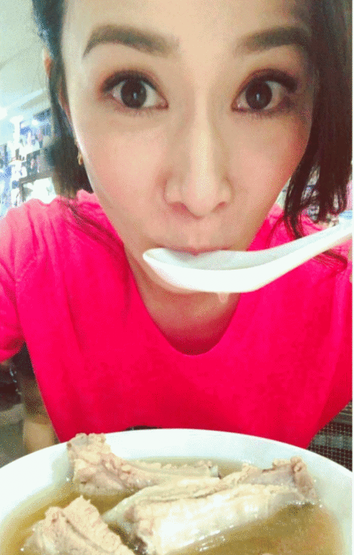 佘詩曼表示:「每天我都會固定時間吃飯,也會吃飽,這樣才不容易餓,大大減 佘詩曼表示:「每天我都會固定時間吃飯,也會吃飽,這樣才不容易餓,大大減