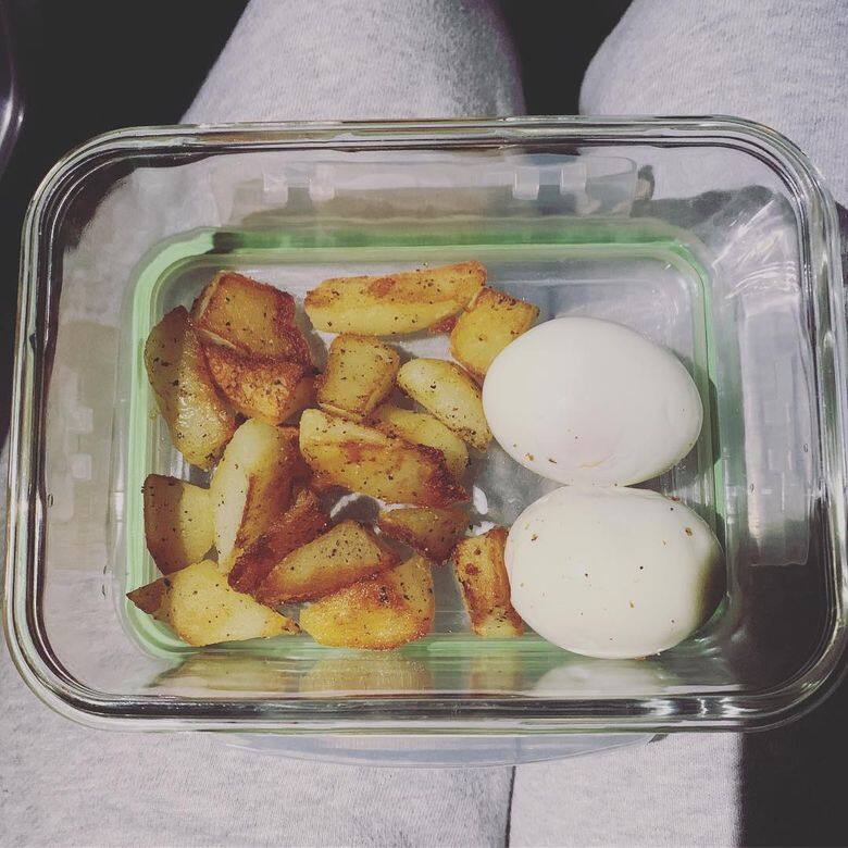 楊謹華一有時間便會為自己制作健康早餐，她常吃烤薯仔配水煮蛋，簡單