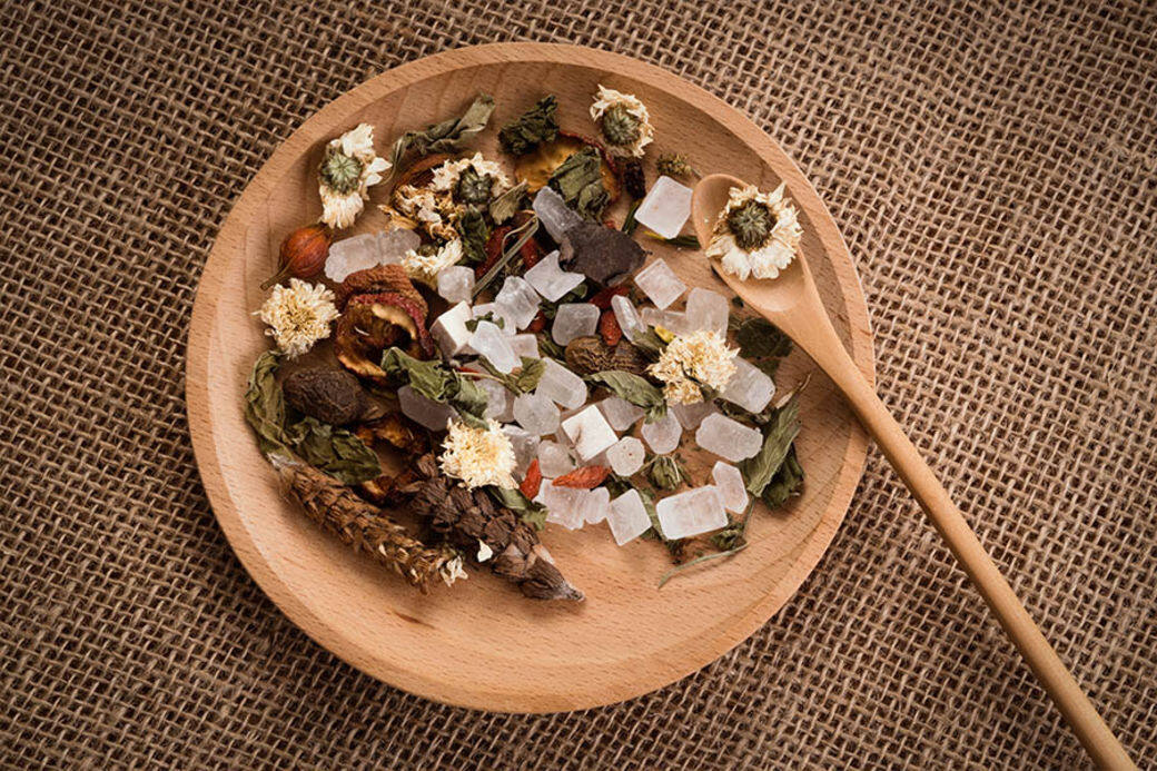 健脾祛濕茶(1 人分量)材料:茯苓 3錢,熟薏苡仁5錢,陳皮一塊,生薑2片製 健脾祛濕茶(1 人分量)材料:茯苓 3錢,熟薏苡仁5錢,陳皮一塊,生薑2片製