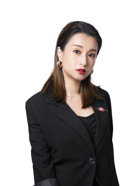 Aiko YeungMAKE UP FOR EVER Pro Artist「金啡銅色系的閃亮眼妝是今季的大熱色調。要化出閃鑠 Aiko YeungMAKE UP FOR EVER Pro Artist「金啡銅色系的閃亮眼妝是今季的大熱色調。要化出閃鑠