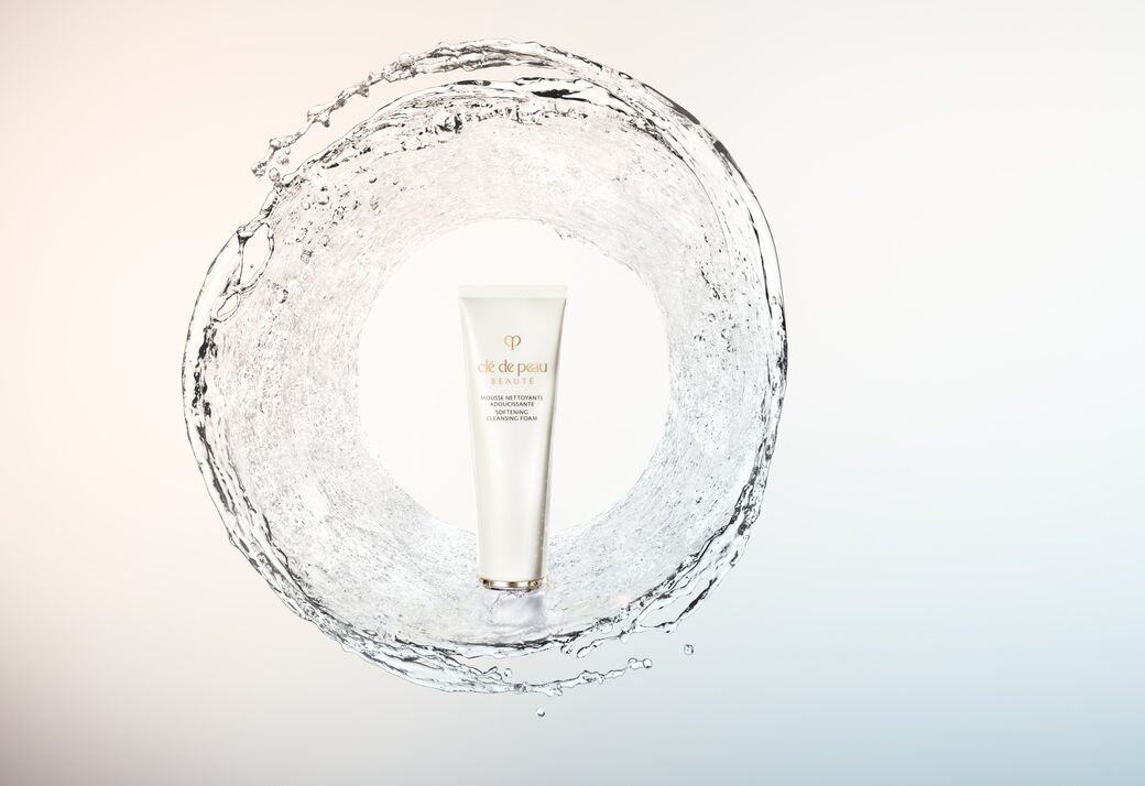 重點推介的Softening Cleansing Foam 鉑鑽柔膚潔面泡沫,只需加入少量清水即能揉出豐富 重點推介的Softening Cleansing Foam 鉑鑽柔膚潔面泡沫,只需加入少量清水即能揉出豐富