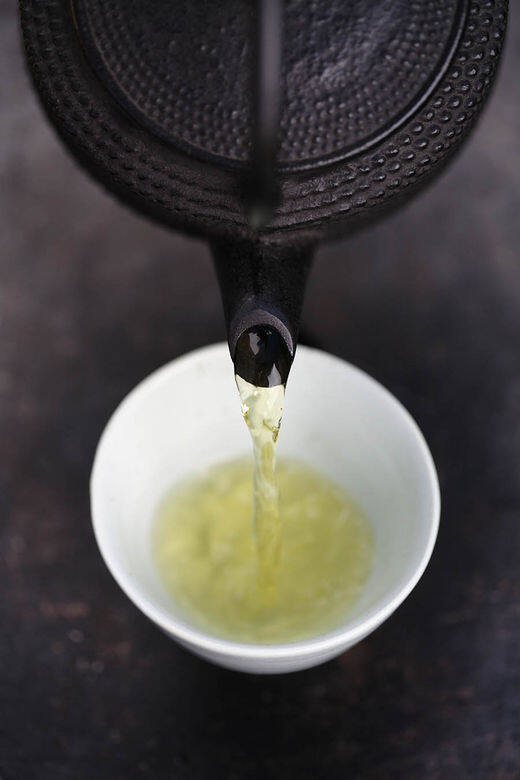 綠茶和咖啡都含有豐富維他命、礦物質和多酚等成分,有助減肥、利尿同時 綠茶和咖啡都含有豐富維他命、礦物質和多酚等成分,有助減肥、利尿同時