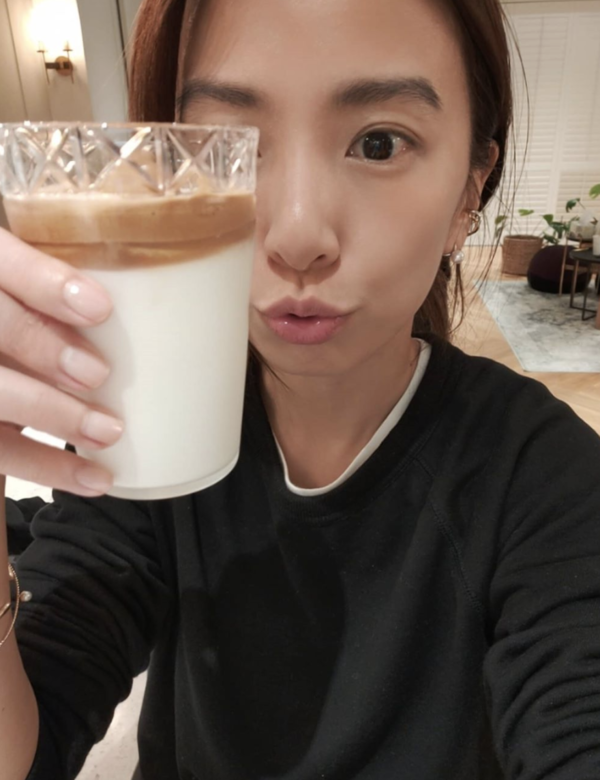 大家都聽過一日飲八杯水,那咖啡算一杯嗎?很多人為了達到每天的飲水 大家都聽過一日飲八杯水,那咖啡算一杯嗎?很多人為了達到每天的飲水