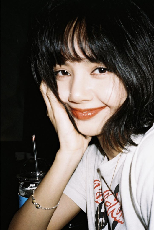 Lisa可算是瀏海的代言人,她的瀏海髮型跟面型很合襯。 Lisa可算是瀏海的代言人,她的瀏海髮型跟面型很合襯。