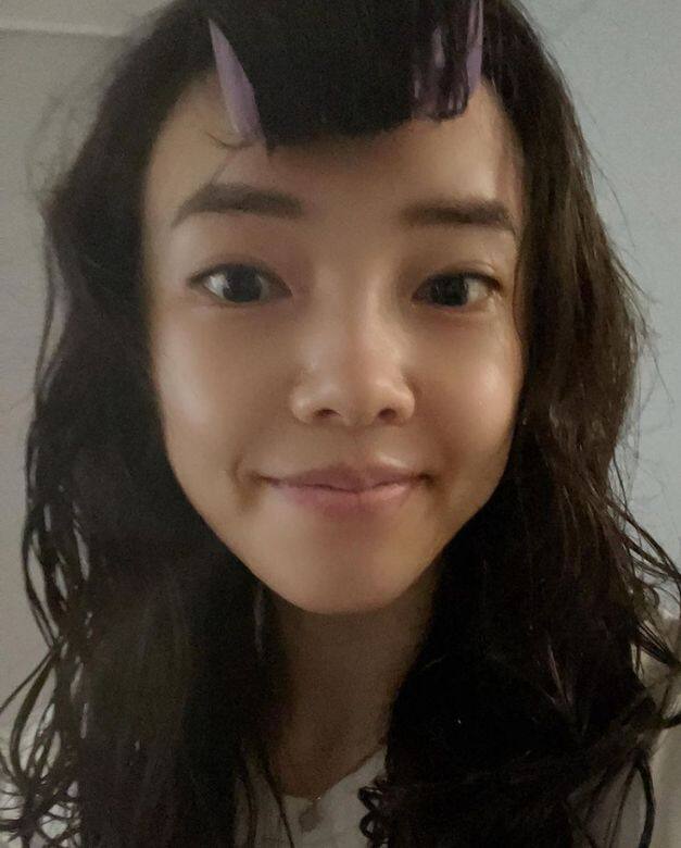 JEON Jihee大方地回應網民的問題後更越來越受大眾歡迎,有人問她關於雙眼 JEON Jihee大方地回應網民的問題後更越來越受大眾歡迎,有人問她關於雙眼