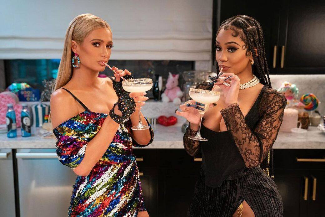 Paris Hilton 其中的一句金句是「我以前覺得逛街就是有氧運動,但現在換下廚變 Paris Hilton 其中的一句金句是「我以前覺得逛街就是有氧運動,但現在換下廚變