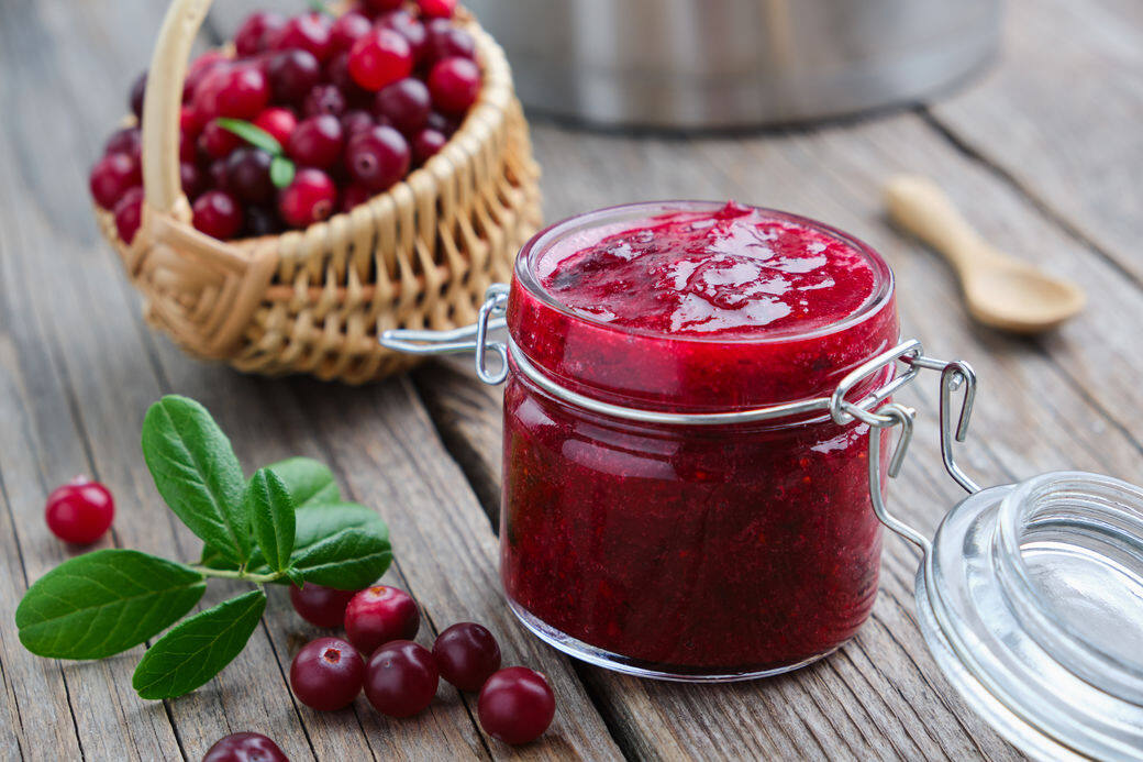 由於蔓越莓果實較為酸澀，所以大部分產品都以蔓越莓果汁、果乾、果醬以