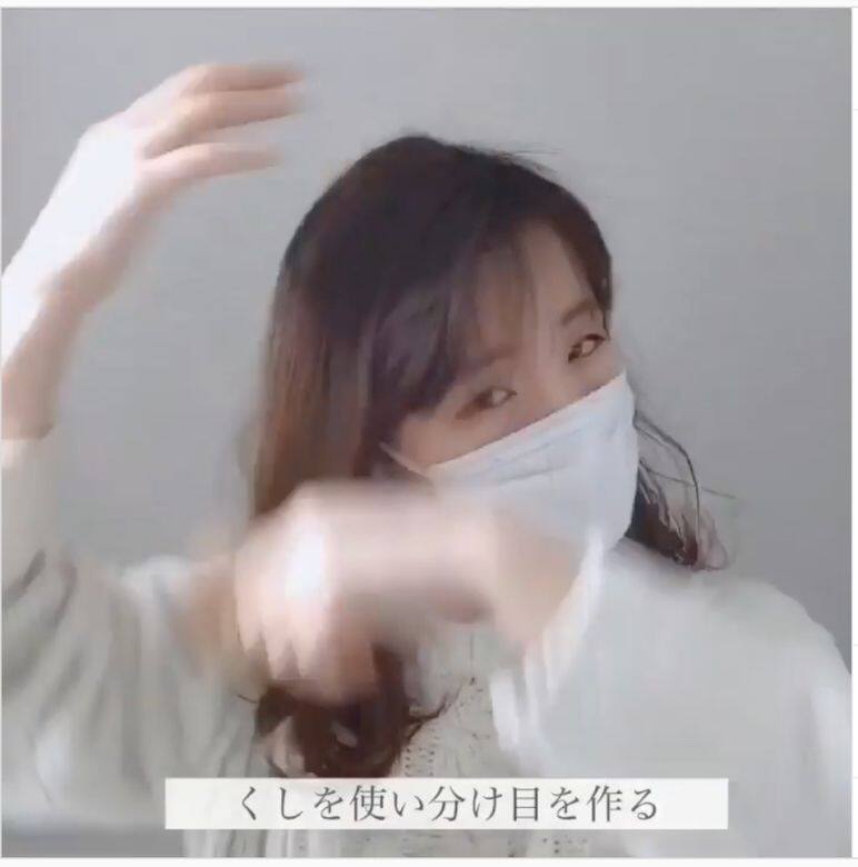 先將髮線分成8:2的瘦面比例,再用造型器或風筒把頭髮吹成大側分界 先將髮線分成8:2的瘦面比例,再用造型器或風筒把頭髮吹成大側分界