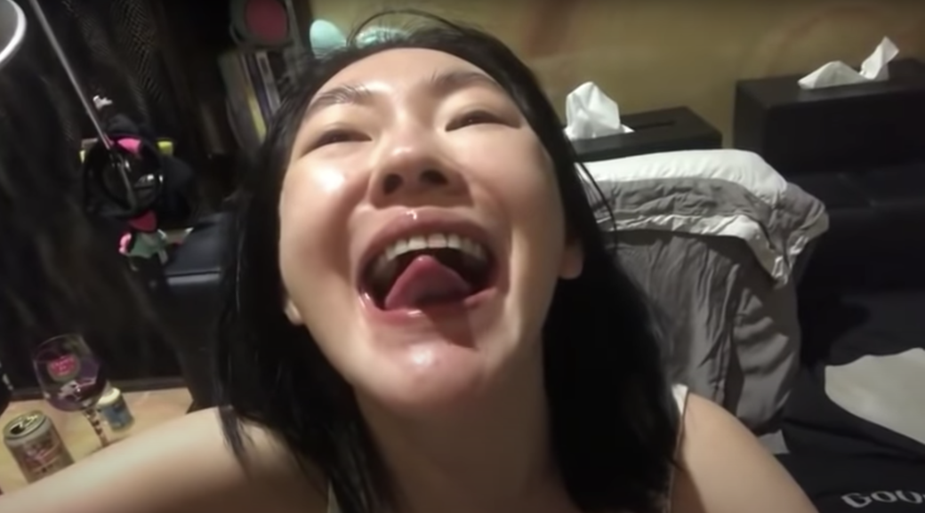 記得前幾年一段小S在facebook教減雙下巴的影片很紅,人人都笑完跟着做,動 記得前幾年一段小S在facebook教減雙下巴的影片很紅,人人都笑完跟着做,動