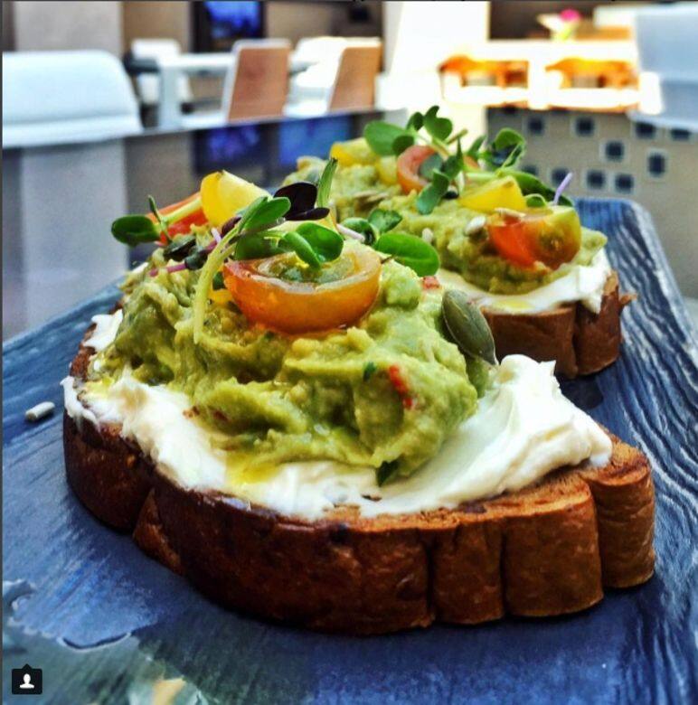 1.羊奶芝士配牛油果三文治 Goat Cheese and Avocado Egg Sandwich材料:牛油適量、雞蛋4隻、羊奶 1.羊奶芝士配牛油果三文治 Goat Cheese and Avocado Egg Sandwich材料:牛油適量、雞蛋4隻、羊奶