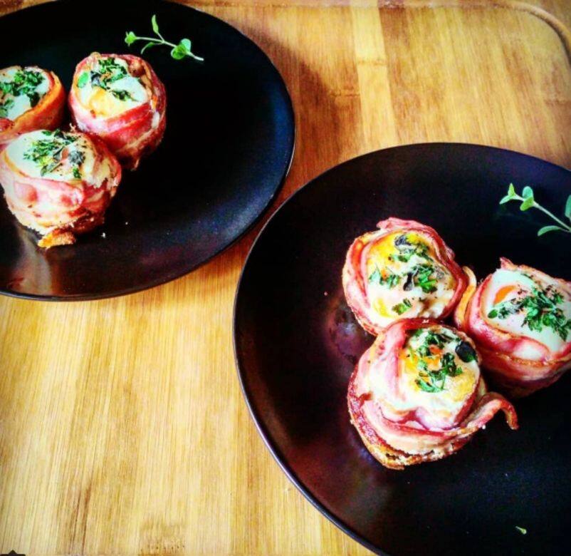 2.雞蛋煙肉鬆餅Egg and Canadian Bacon English Muffin材料雞蛋2隻、全麥鬆餅1個、2片煙肉、半 2.雞蛋煙肉鬆餅Egg and Canadian Bacon English Muffin材料雞蛋2隻、全麥鬆餅1個、2片煙肉、半