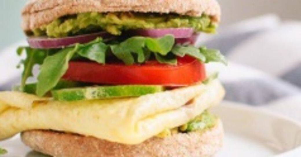 3.牛油果雞蛋鬆餅三文治Avocado and Egg English Muffin Sandwich材料全麥鬆餅1個、雞蛋1隻、牛 3.牛油果雞蛋鬆餅三文治Avocado and Egg English Muffin Sandwich材料全麥鬆餅1個、雞蛋1隻、牛