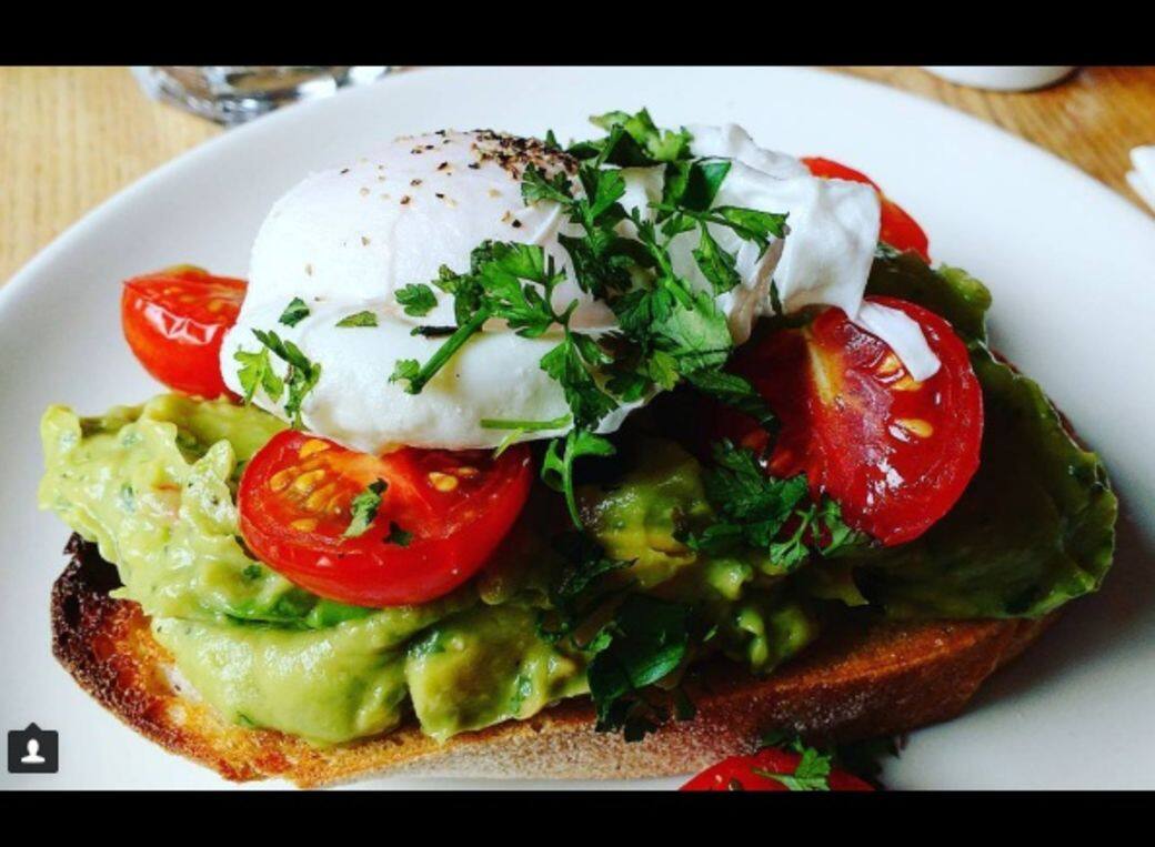 5.水波蛋牛油果多士Poached Egg Avocado Toast(牛油果減肥餐單)材料:雞蛋2隻、全麥麵包 5.水波蛋牛油果多士Poached Egg Avocado Toast(牛油果減肥餐單)材料:雞蛋2隻、全麥麵包
