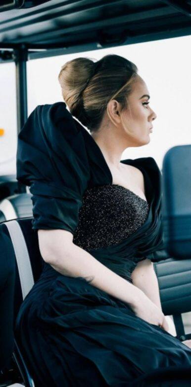 穿上黑白色禮服的Adele看起來更美而身材也更緊緻！其實自減磅後，她的體