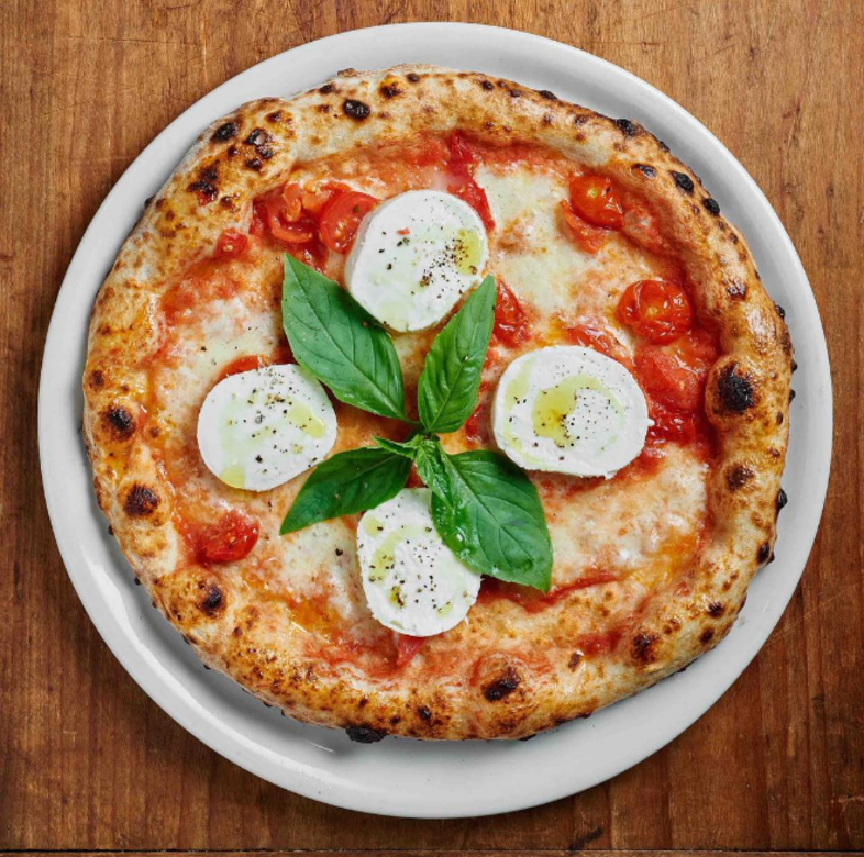 一塊厚底pizza的卡路里已接近280大卡,要是芝士沒有加很多的話還是可以 一塊厚底pizza的卡路里已接近280大卡,要是芝士沒有加很多的話還是可以