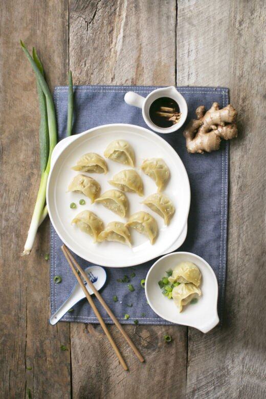 去濕飲食法則3:薑蔥韭菜提陽氣在春季適量食用薑、蔥和韭菜,可以提振 去濕飲食法則3:薑蔥韭菜提陽氣在春季適量食用薑、蔥和韭菜,可以提振