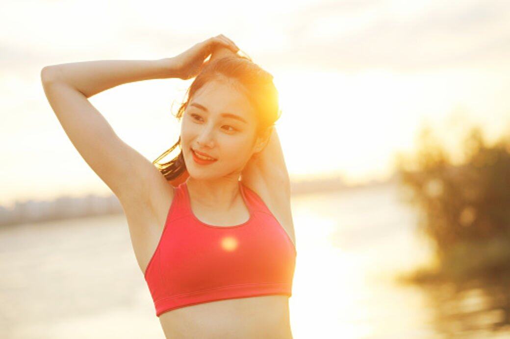 到兩邊乳房的尖端,以及從兩邊乳房的尖端到肚臍點,距離相約及呈現正 到兩邊乳房的尖端,以及從兩邊乳房的尖端到肚臍點,距離相約及呈現正