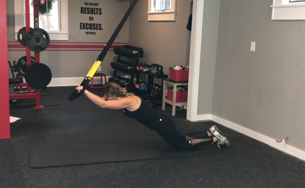做TRX Roll out時要留意臀部也要一起傾前。除了腹部之外,這個動作手臂和膊 做TRX Roll out時要留意臀部也要一起傾前。除了腹部之外,這個動作手臂和膊