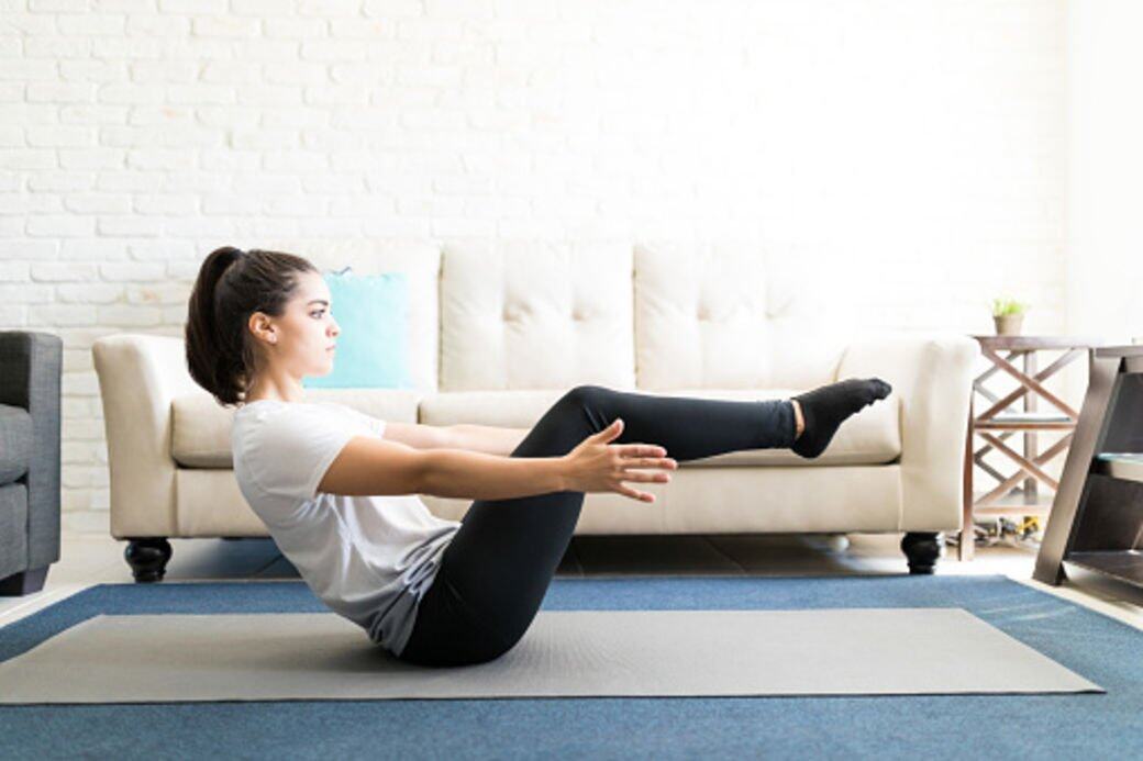 步驟1：先坐在瑜珈墊上，將重心放在臀部，以臀部作為身體的平衡，雙腳並