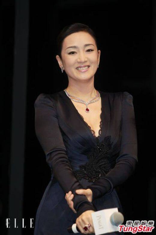 Editor's comment : 有著豐滿身材的鞏俐56kg也不算肥,合適的身形比例比起重量來 Editor's comment : 有著豐滿身材的鞏俐56kg也不算肥,合適的身形比例比起重量來