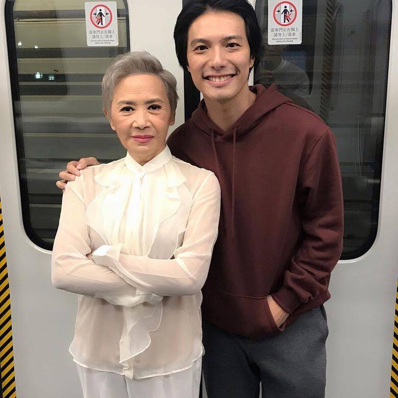 葉德嫻更會離座做拉筋動作 葉德嫻更會離座做拉筋動作