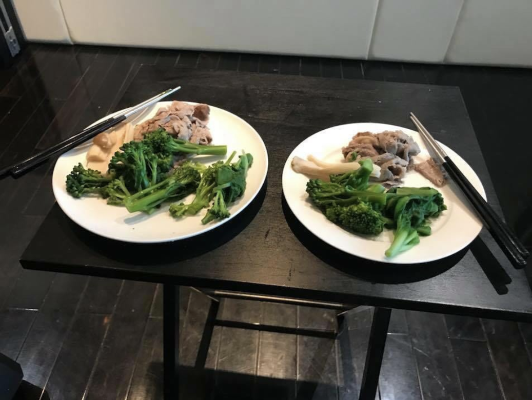 事實上小S的老公許雅鈞也會下廚,下廚的方式更是堅持要把肉跟蔬菜 事實上小S的老公許雅鈞也會下廚,下廚的方式更是堅持要把肉跟蔬菜