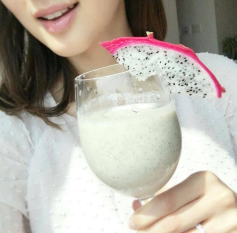 她也愛把水果SMOOTHIE當早餐。能夠同時充當健康早餐,或是健康晚餐的角色,好 她也愛把水果SMOOTHIE當早餐。能夠同時充當健康早餐,或是健康晚餐的角色,好