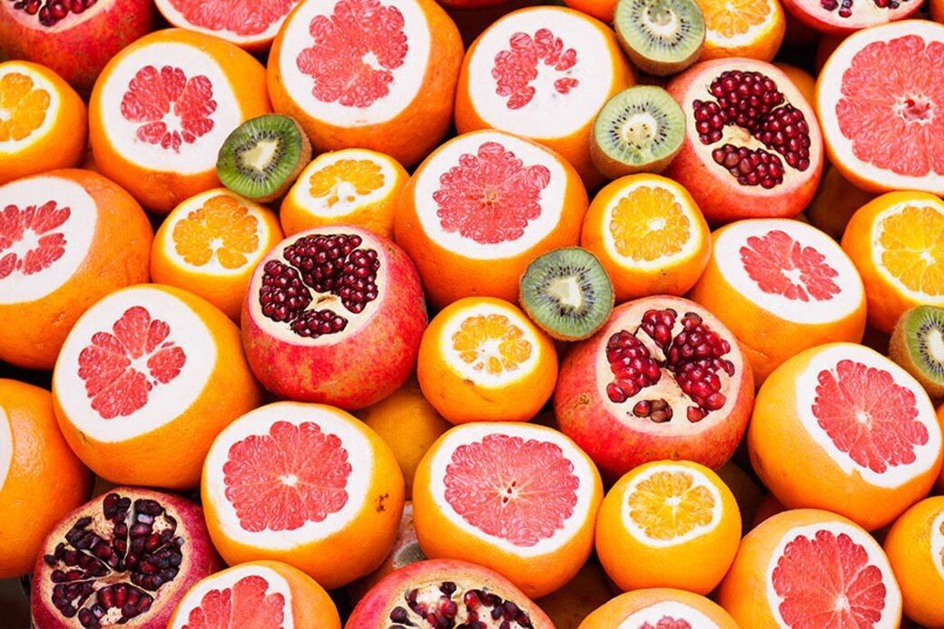 維他命C主要天然食物來源:番石榴、橙、奇異果、彩椒、西蘭花等。 維他命C主要天然食物來源:番石榴、橙、奇異果、彩椒、西蘭花等。