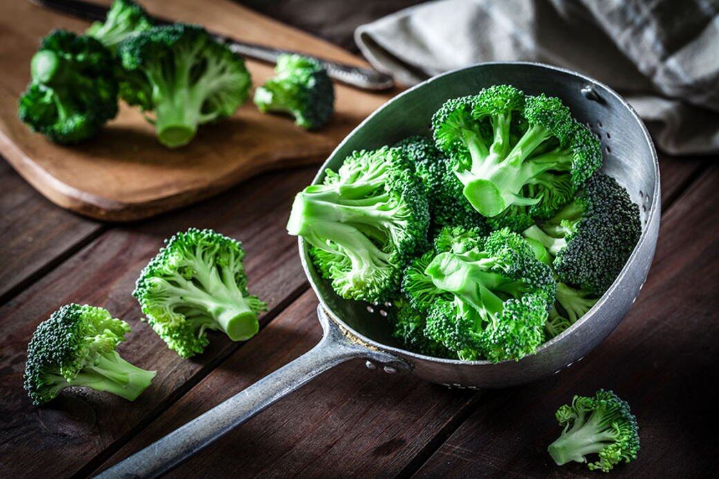 鈣質主要天然食物來源:奶品類、深綠色蔬菜(如菜心、西蘭花)、蝦米、黃豆及豆 鈣質主要天然食物來源:奶品類、深綠色蔬菜(如菜心、西蘭花)、蝦米、黃豆及豆