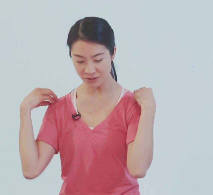 放鬆肩頸伸展動作三: 針對肩膊活動能力 肩關節是球窩關節,是可以360度 放鬆肩頸伸展動作三: 針對肩膊活動能力 肩關節是球窩關節,是可以360度