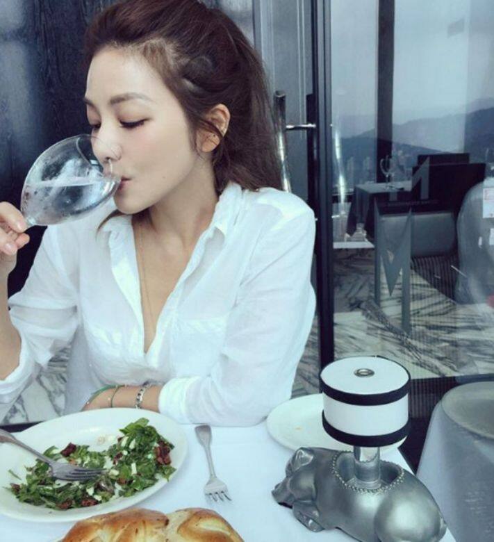 飲水不可少許路兒透露,每日早上起床先喝兩杯500cc的水。這個習慣更是 飲水不可少許路兒透露,每日早上起床先喝兩杯500cc的水。這個習慣更是