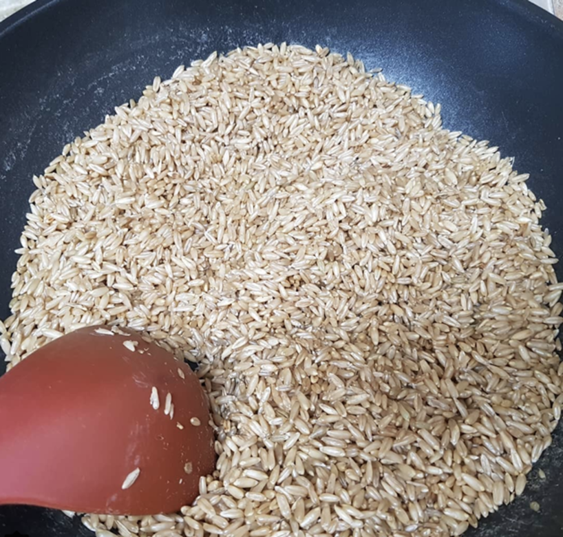 處理裸燕麥與一般的燕麥不同,食用前先把裸燕麥浸大約一至兩小時,待其變軟身,再把裸燕麥於平底鑊炒乾,之後可加入其他食物一同進食。 處理裸燕麥與一般的燕麥不同,食用前先把裸燕麥浸大約一至兩小時,待其變軟身,再把裸燕麥於平底鑊炒乾,之後可加入其他食物一同進食。