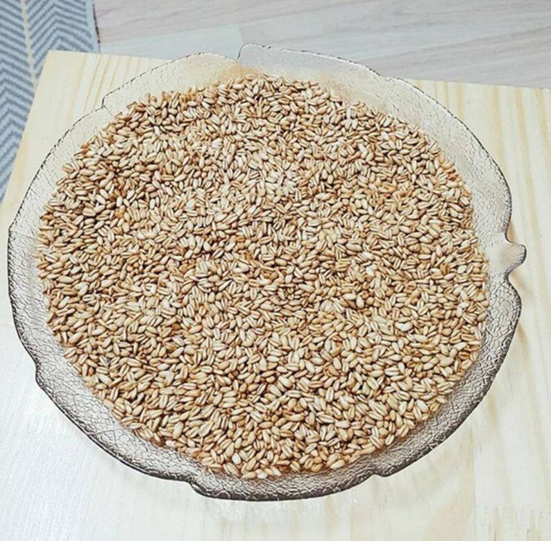 有營養師指出,喝燕麥牛奶減肥不一定有效,因燕麥的卡路里比白飯高,100克的白飯有熱量148卡,燕麥卻有390卡 有營養師指出,喝燕麥牛奶減肥不一定有效,因燕麥的卡路里比白飯高,100克的白飯有熱量148卡,燕麥卻有390卡