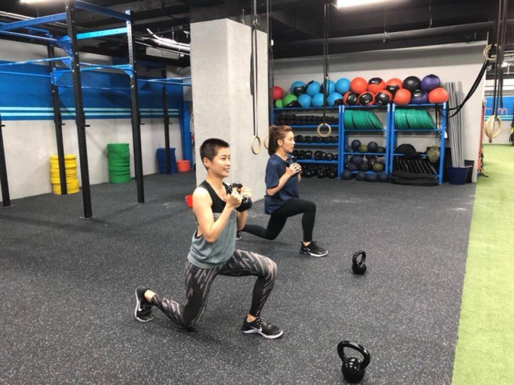 弓箭步其實跟我們平常的動作相似,只是藉由手拿著重物 弓箭步其實跟我們平常的動作相似,只是藉由手拿著重物