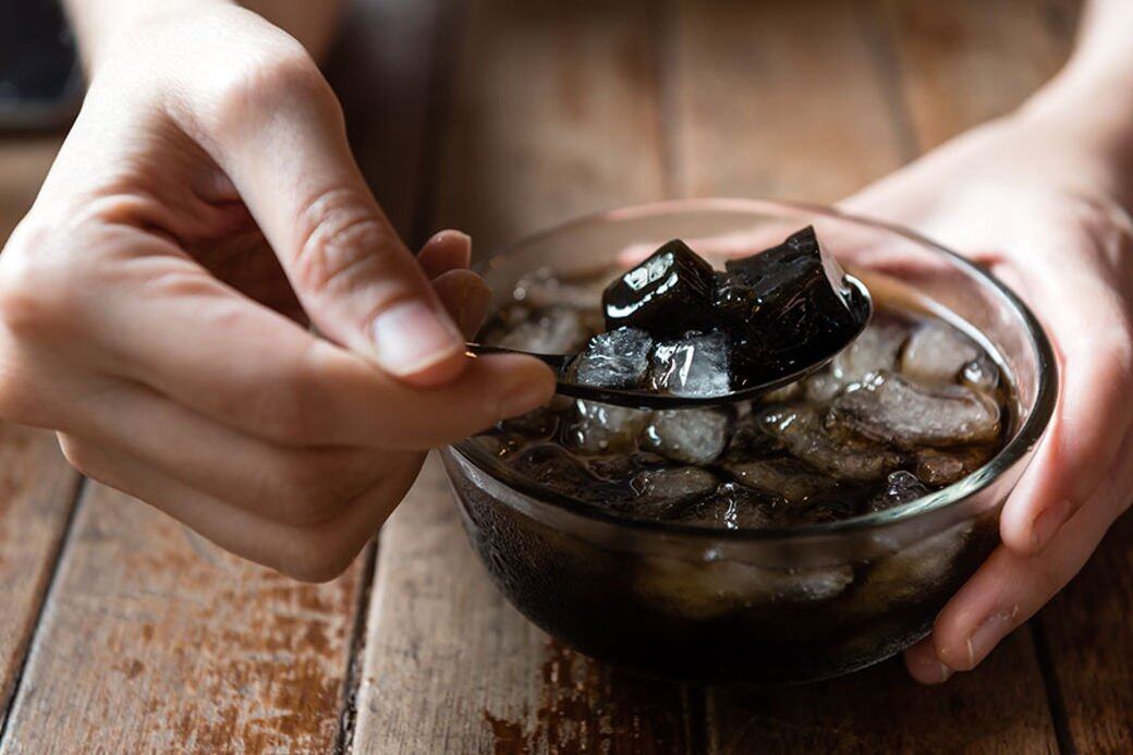 鮮雜果涼粉(走糖)115 kcal(20克糖)這款甜品的卡路里極低,建議選擇鮮果而不 鮮雜果涼粉(走糖)115 kcal(20克糖)這款甜品的卡路里極低,建議選擇鮮果而不