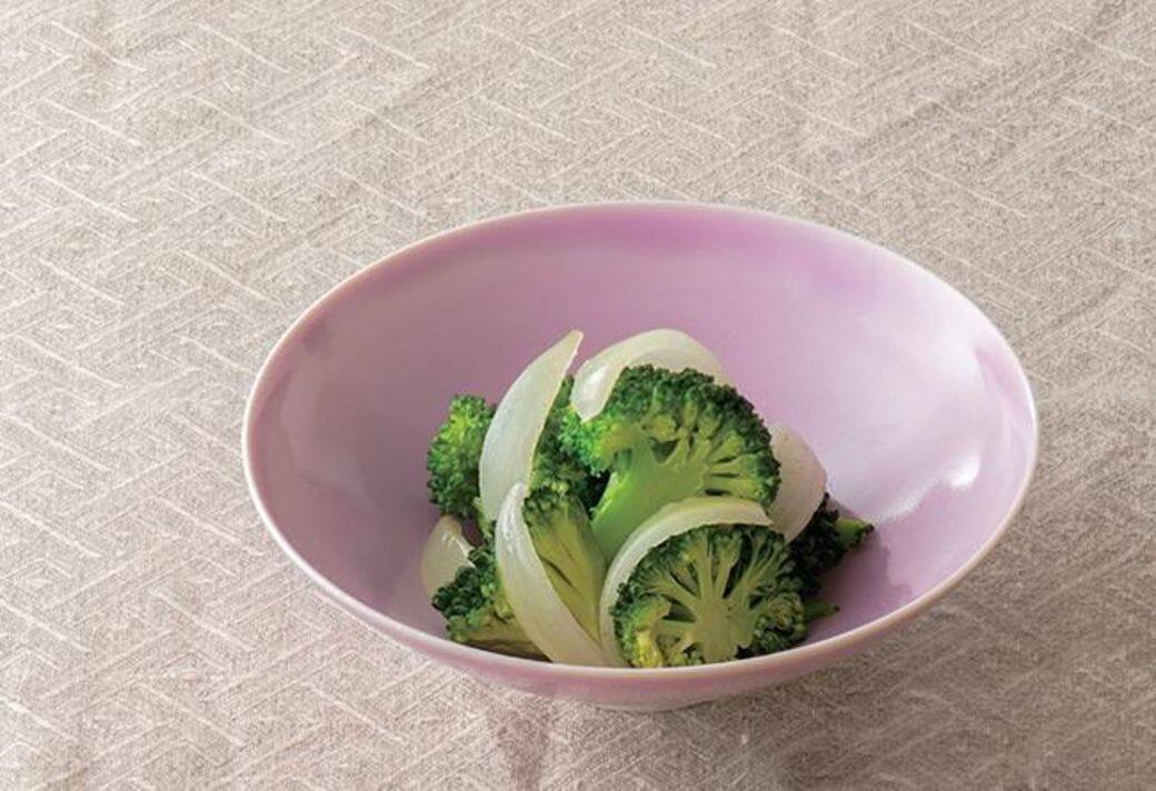 食材(2人份)西䔵花(分小朵):½株;洋蔥(切成瓣狀):½顆;鹽、胡椒:各少許;橄欖油:1小 食材(2人份)西䔵花(分小朵):½株;洋蔥(切成瓣狀):½顆;鹽、胡椒:各少許;橄欖油:1小