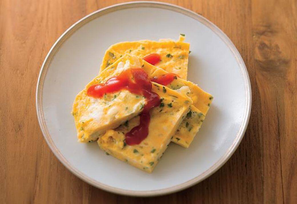 食材(2人份)雞蛋:3顆;芝士:18g × 2;橄欖油:1小匙;乾燥巴西利(Parsley):½小匙;鹽、胡 食材(2人份)雞蛋:3顆;芝士:18g × 2;橄欖油:1小匙;乾燥巴西利(Parsley):½小匙;鹽、胡