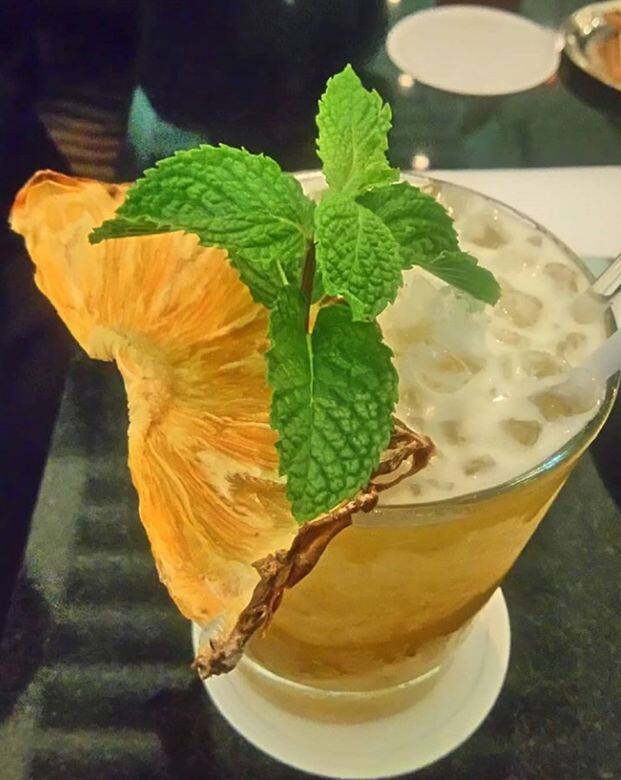 在沙漢上或夏天裡,可以一邊享受大自然,一邊啜飲菠蘿特飲,心情暢快。 在沙漢上或夏天裡,可以一邊享受大自然,一邊啜飲菠蘿特飲,心情暢快。